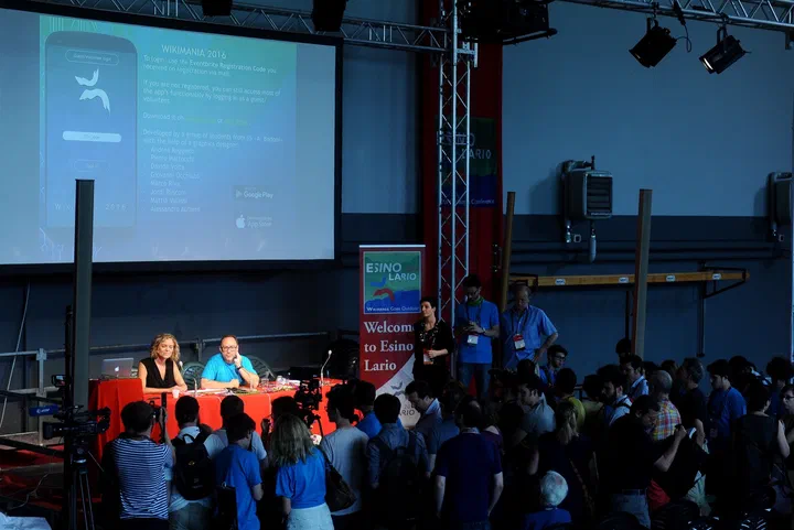 Presentazione dell&rsquo;app ufficiale sul palco di Wikimania 2016 a Esino Lario