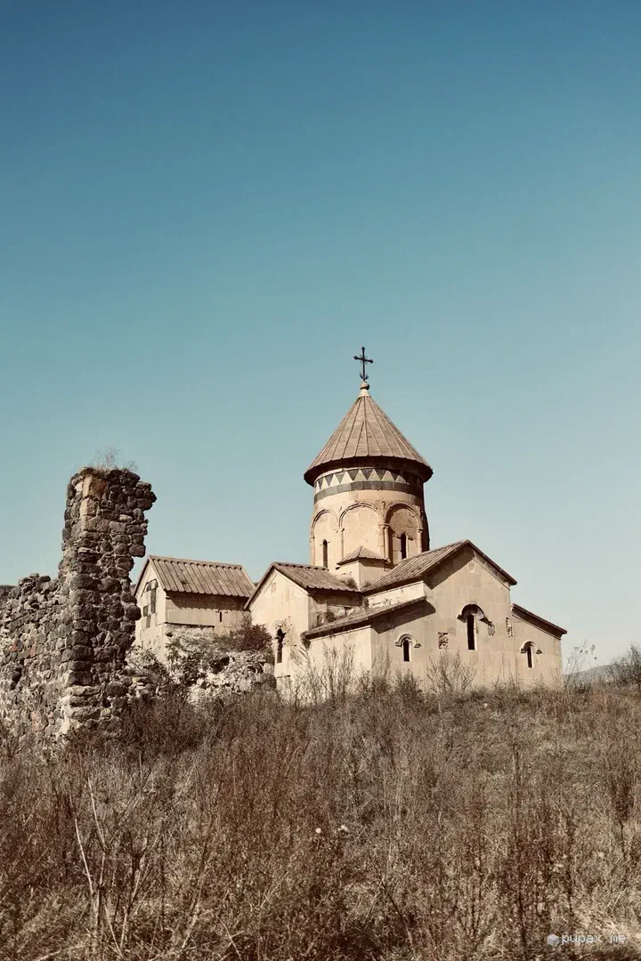 La chiesa di Hnevank tra l'erba alta
