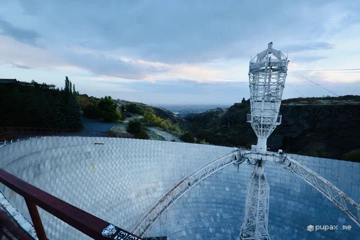 La grande parabola arrugginita del radiotelescopio ROT-54