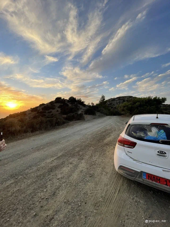 L'auto a noleggio su uno sterrato intorno a Neo Chorio, al tramonto