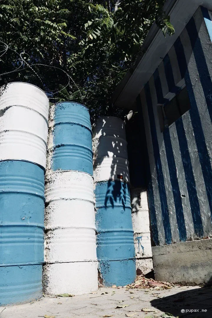 Barili bianchi e blu lungo la linea di confine a Nicosia