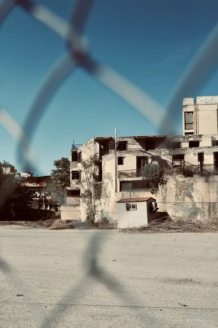 Un edificio abbandonato oltre la recinzione della Buffer Zone