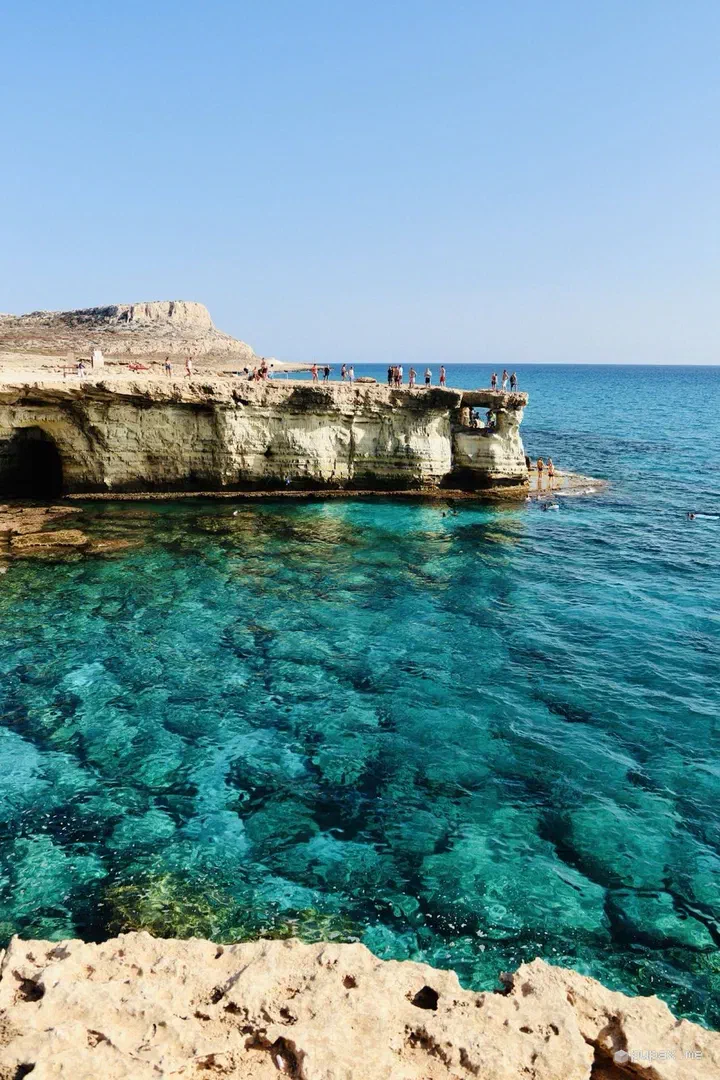Le scogliere di Cape Greco sopra l'acqua turchese