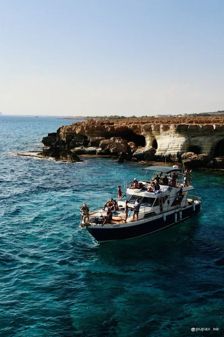 Una barca nell'acqua cristallina della Blue Lagoon, sotto le grotte marine