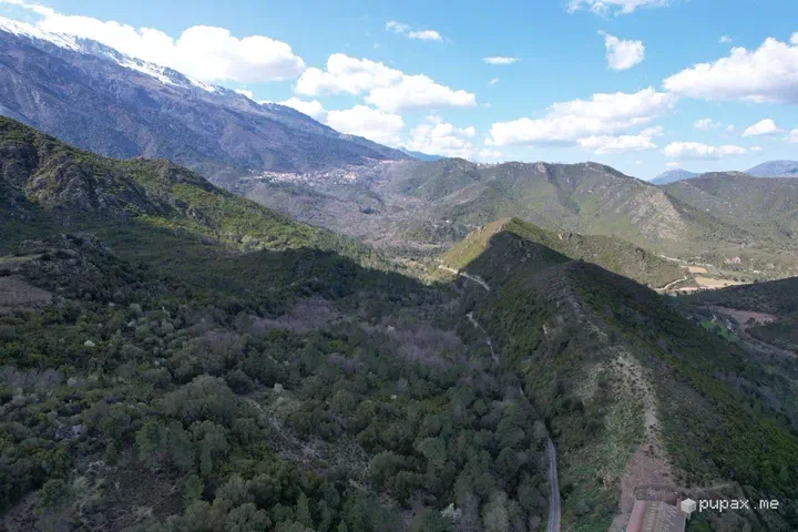 Valli e creste dell'interno della Corsica viste dal drone, verso Corte