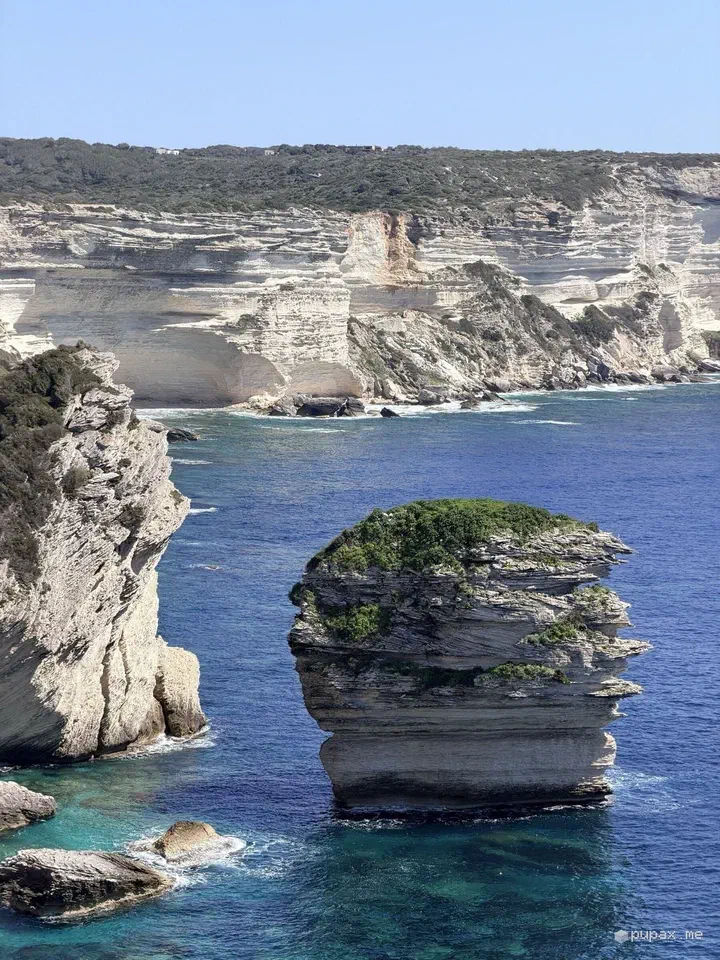 Le falesie bianche di Bonifacio e lo scoglio del Grain de Sable