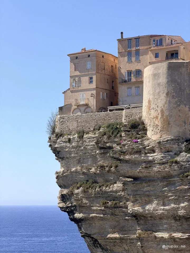 Le case di Bonifacio sul bordo della scogliera