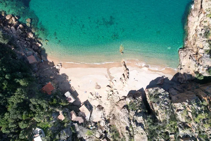 L'Anse de Ficajola vista dal drone, tra rocce rosse e acqua turchese