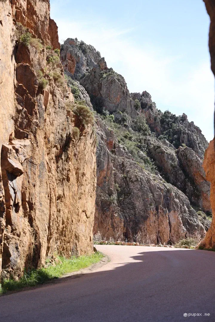 La strada costiera delle Calanche tra le rocce rosse