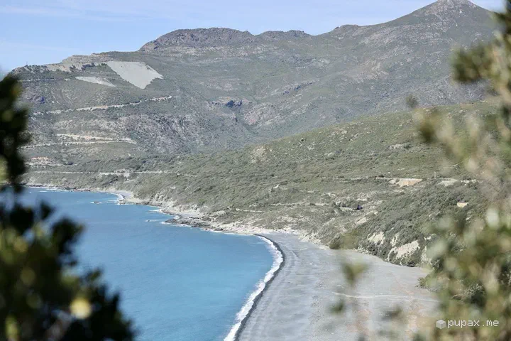 La spiaggia di ciottoli scuri di Nonza vista dall'alto