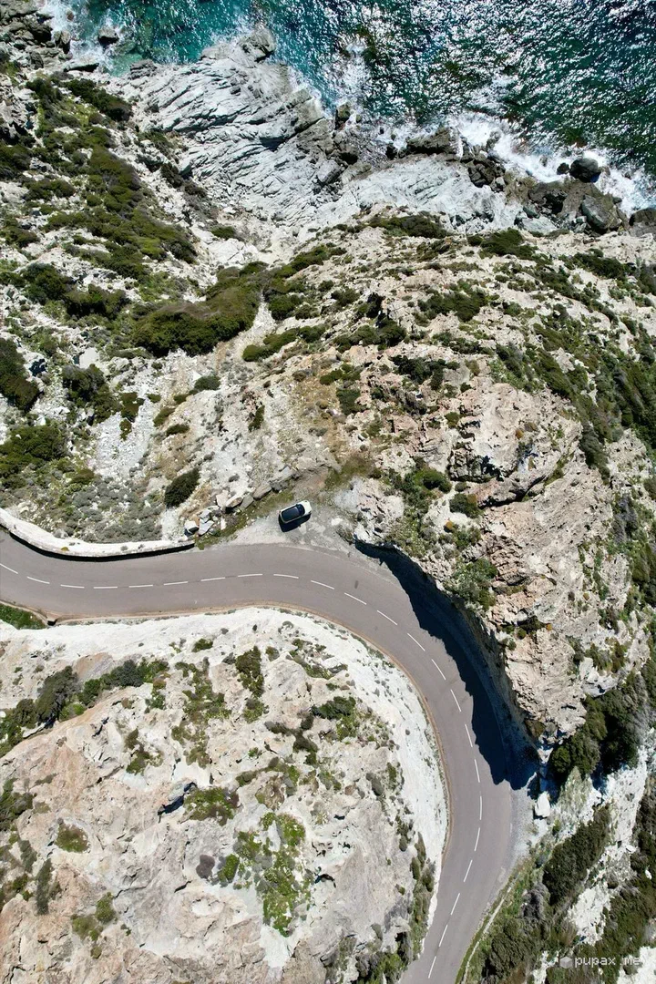I tornanti di Cap Corse tra le rocce bianche, visti dal drone