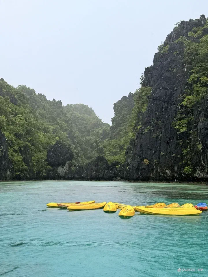 Kayak gialli in una laguna tra le falesie di El Nido
