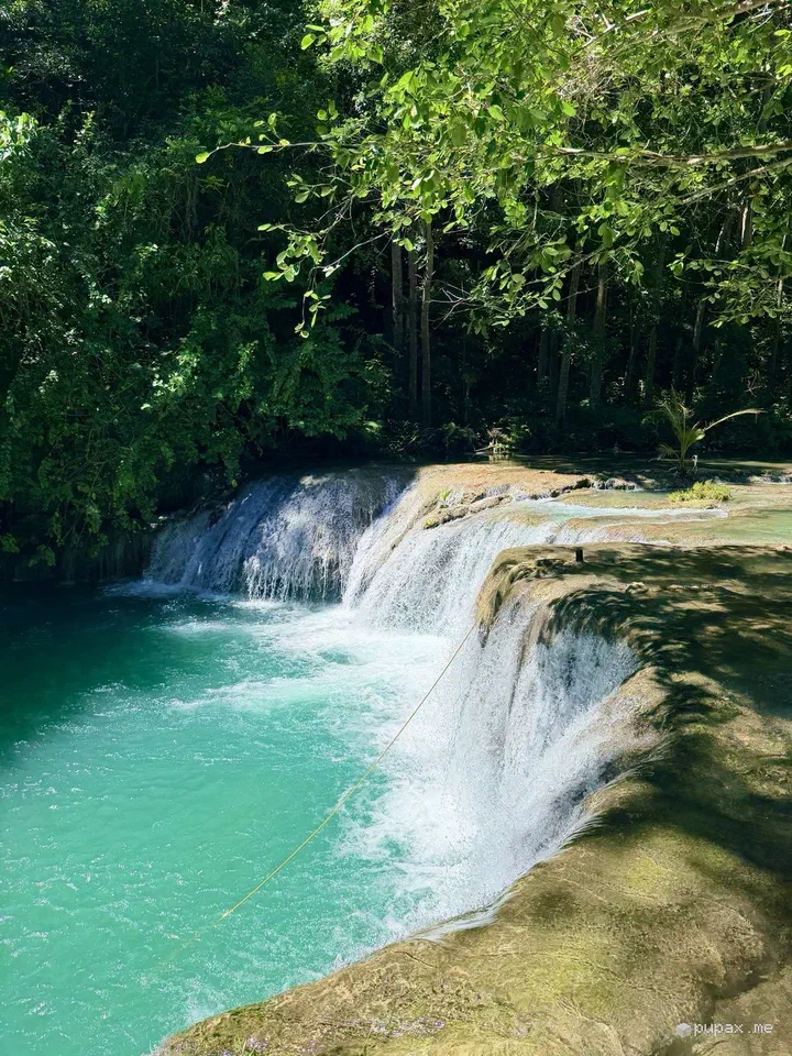 Le cascate turchesi di Cambugahay nella giungla di Siquijor