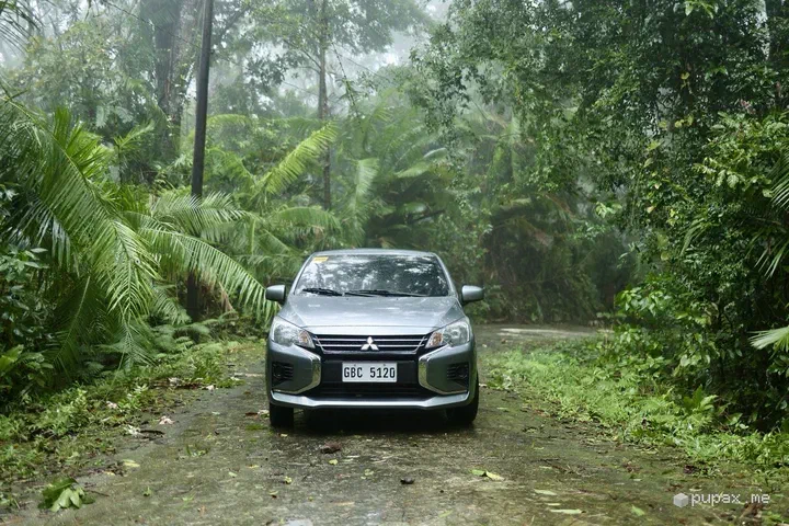 La Mitsubishi a noleggio nella giungla avvolta dalla nebbia