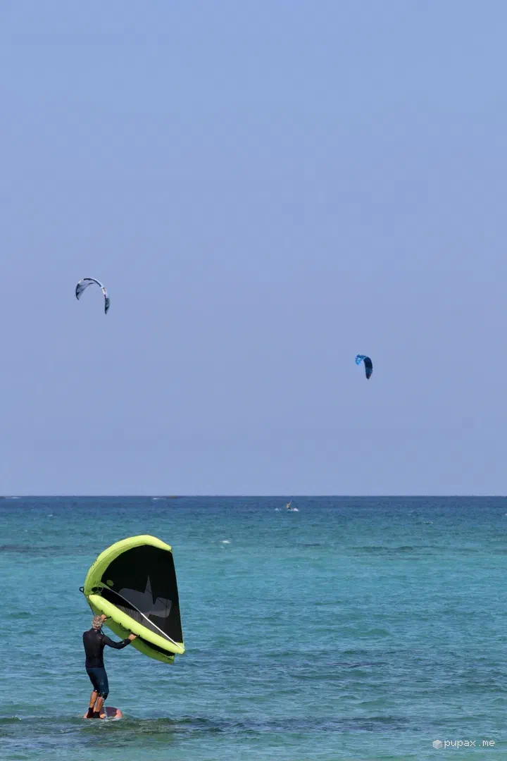 Kitesurf e wingfoil nell'acqua turchese di Flag Beach