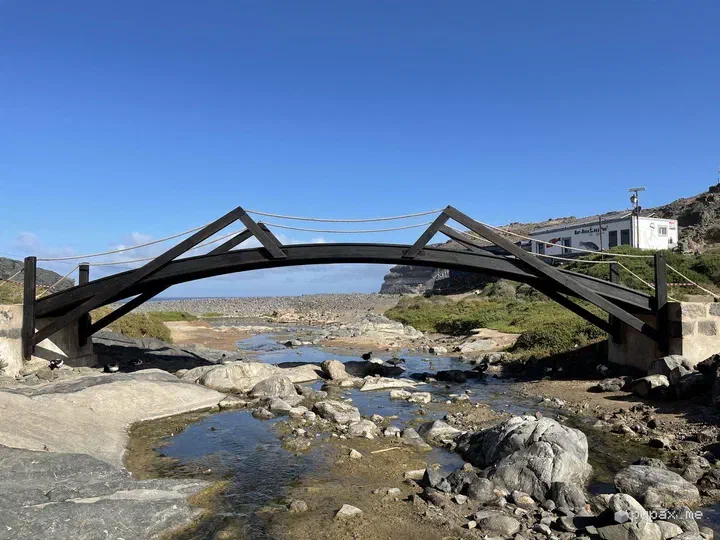 Il ponte di legno sul torrente a Los Molinos