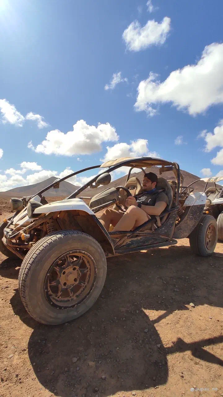 Il buggy fermo su uno sterrato nel nord dell'isola