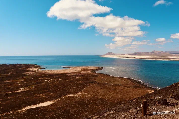 Vista dal vulcano dell'Isola di Lobos verso le spiagge di Corralejo