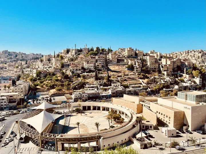 Amman vista dall'alto, con il Teatro romano tra i palazzi del centro