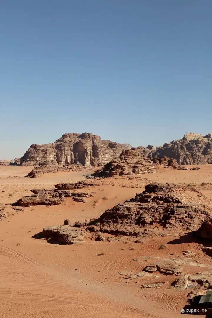 Sabbia rossa e formazioni di roccia nel Wadi Rum