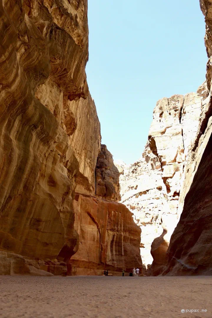 Le pareti di roccia rosa del Siq, il canyon che porta a Petra