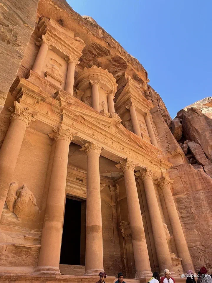 La facciata del Tesoro di Petra scavata nella roccia
