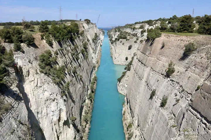 Le pareti verticali del Canale di Corinto e l'acqua turchese sul fondo