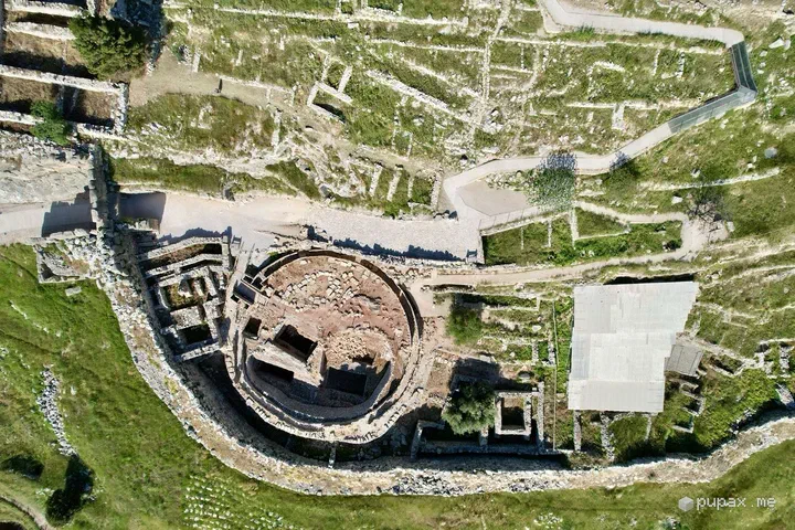 Il circolo delle tombe e le mura dell'acropoli di Micene visti dal drone
