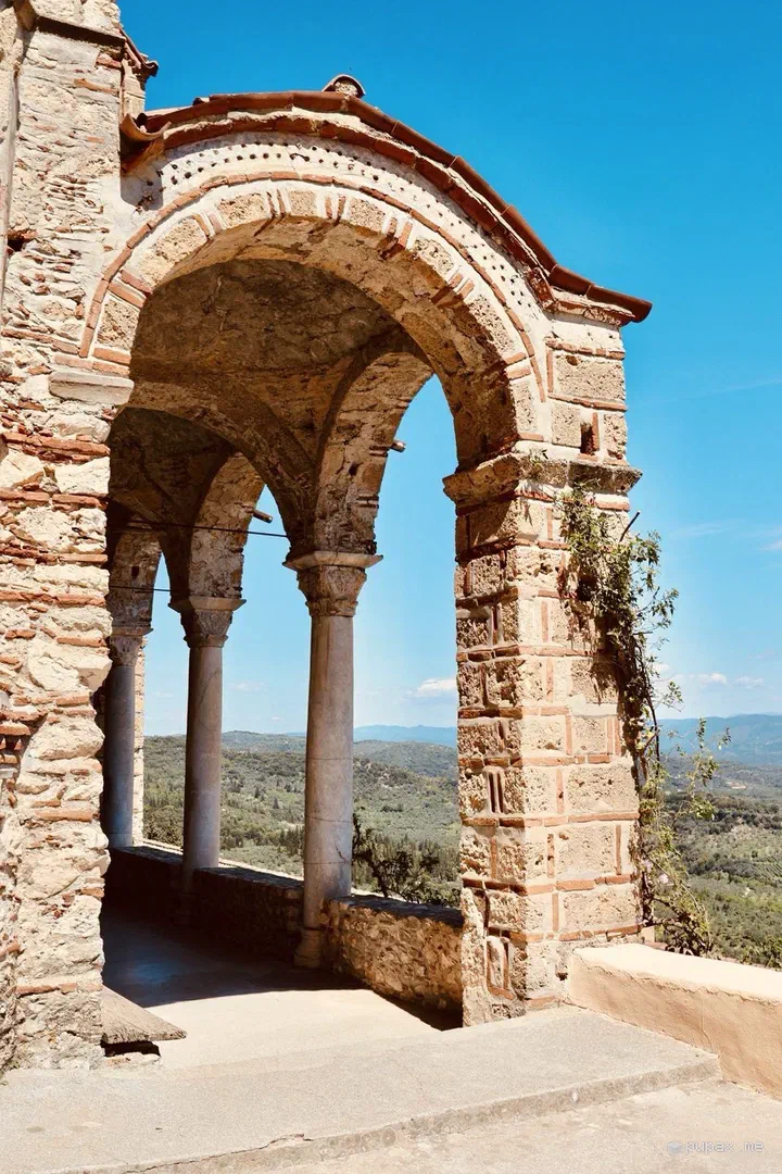 Una loggia ad archi su un monastero bizantino di Mystras