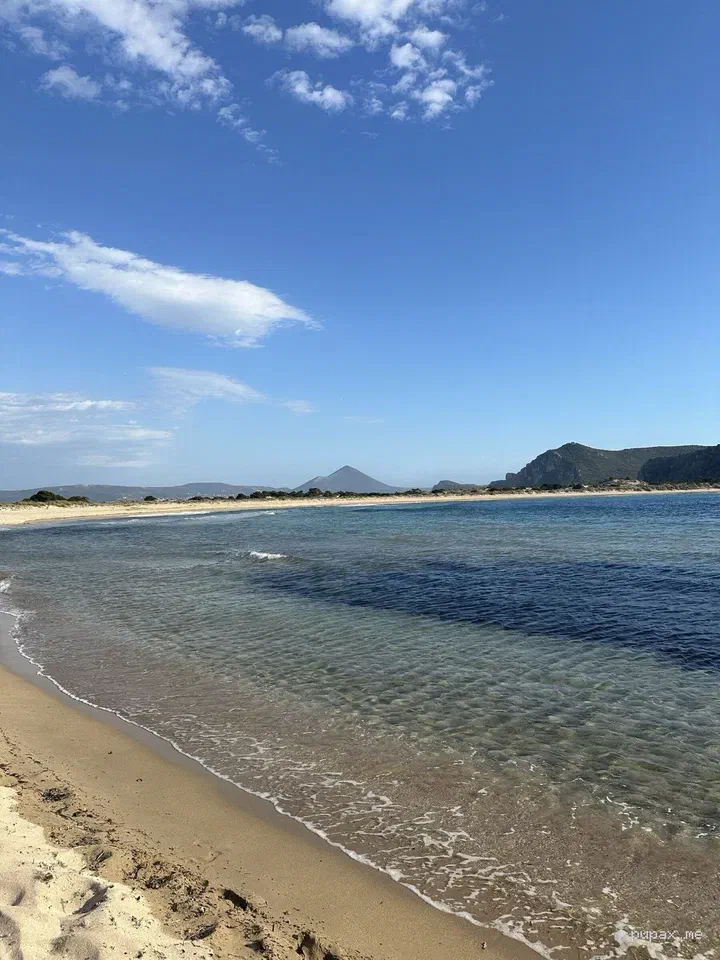 La spiaggia di Voidokilia con l'acqua bassa e trasparente
