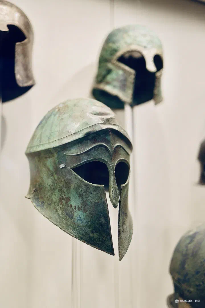 Elmi corinzi in bronzo al museo archeologico di Olimpia
