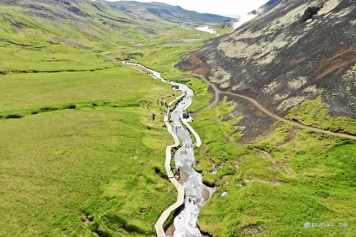 La valle verde di Reykjadalur vista dal drone, con il fiume termale che la attraversa