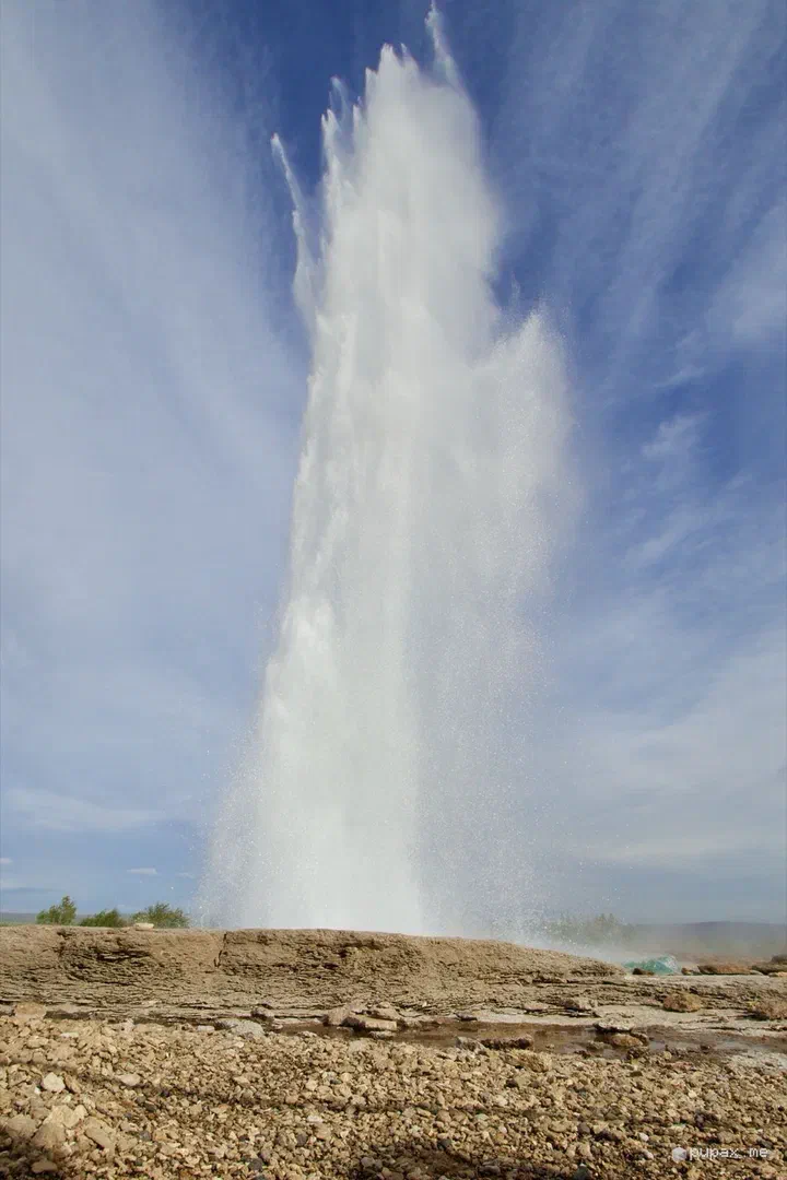 Lo Strokkur a Geysir nel momento dell'eruzione