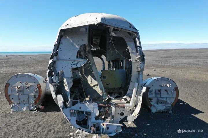 La fusoliera del DC-3 abbandonata sulla sabbia nera di Sólheimasandur