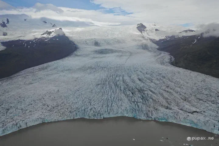 La lingua del Fjallsjökull che finisce nella laguna, vista dal drone