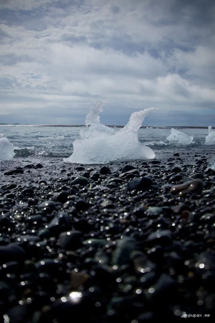 Blocchi di ghiaccio sulla sabbia nera di Diamond Beach