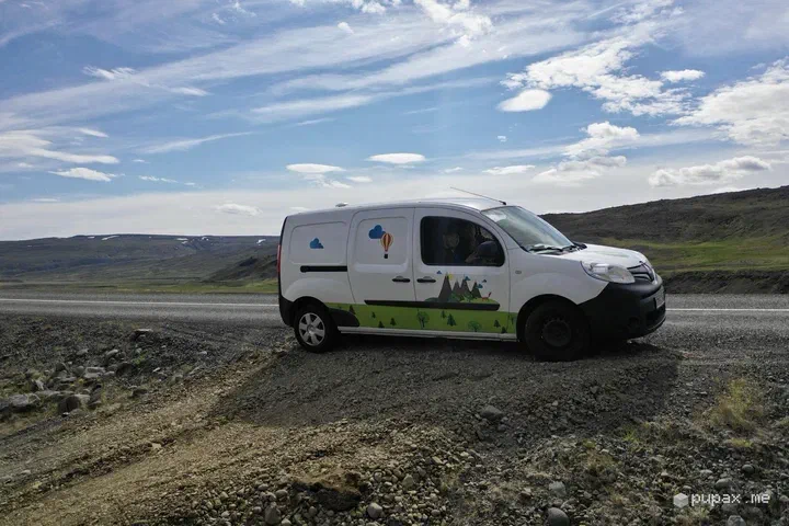 Il Renault Kangoo bianco decorato con montagne e alberi, parcheggiato nell'Islanda orientale