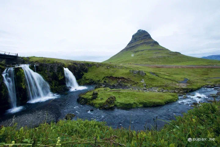 Il monte Kirkjufell con le cascate di Kirkjufellsfoss in primo piano