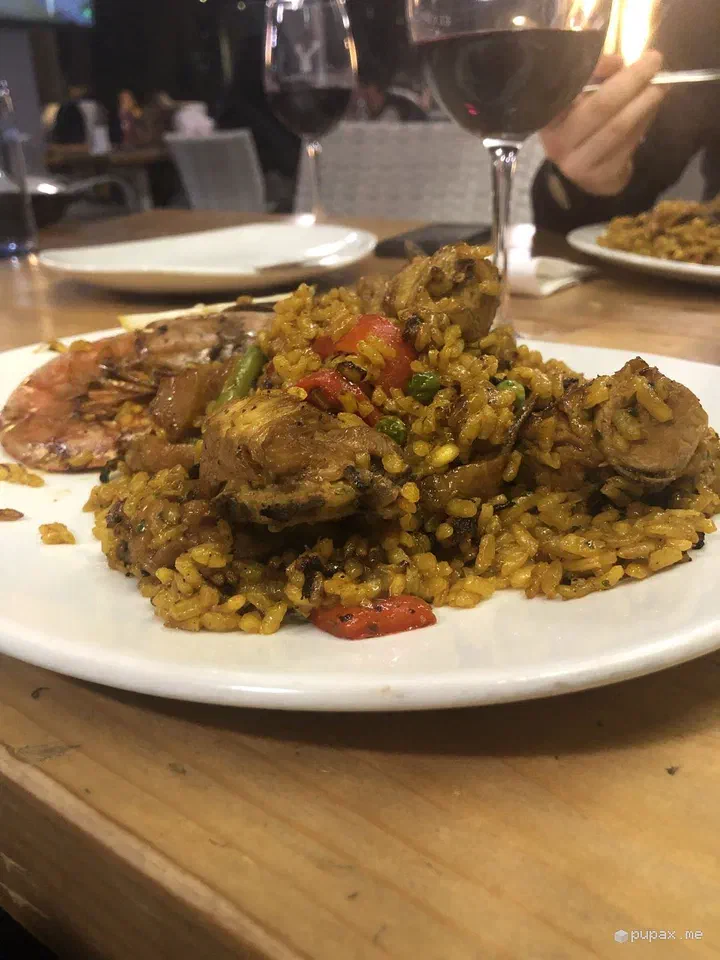 Un piatto di paella sul tavolo del ristorante ad Alcúdia