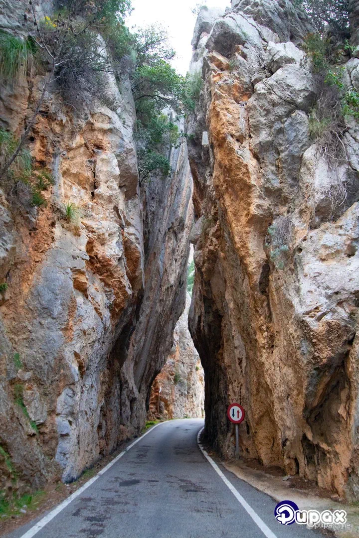 La strada di Sa Calobra che passa nella fenditura stretta tra due pareti di roccia