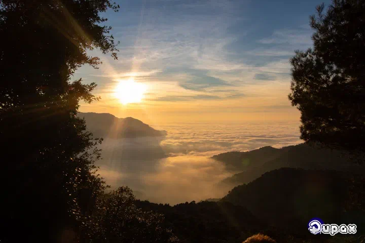 Il sole che tramonta sopra un mare di nuvole nella Serra de Tramuntana