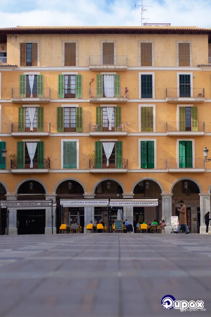 Le facciate gialle con le persiane verdi e i portici della Plaça Major di Palma