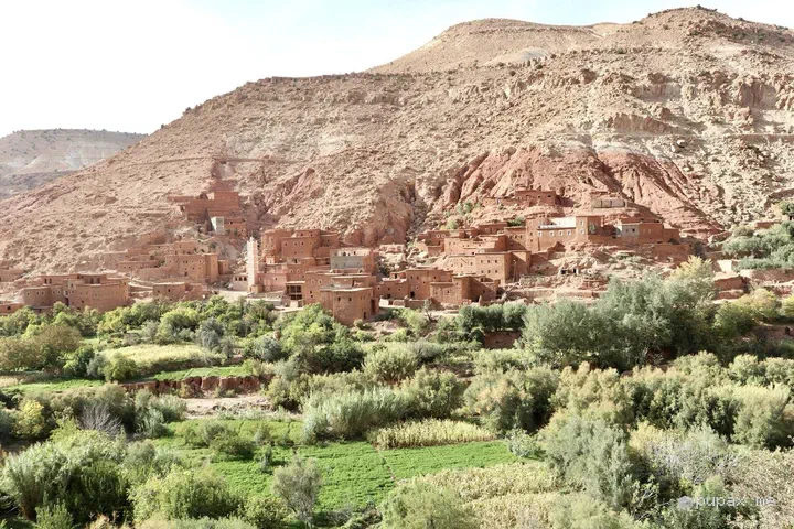 Un villaggio e un'oasi verde ai piedi delle montagne dell'Alto Atlante
