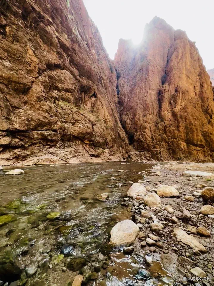 Le pareti altissime delle gole del Todgha con il torrente sul fondo
