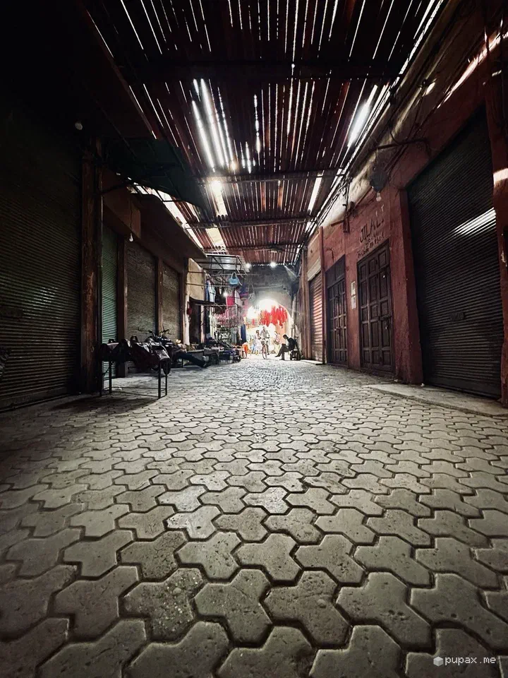 Il souk coperto della medina di Marrakech con la luce che filtra dall'alto