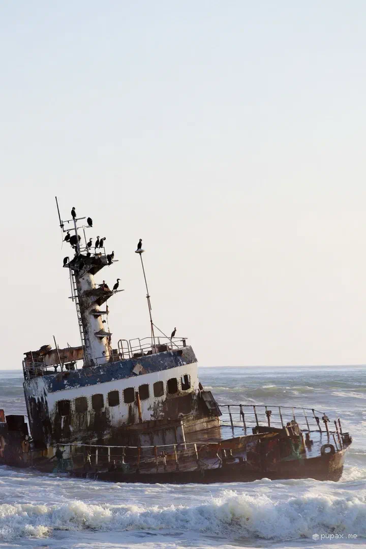 Il relitto arrugginito di un peschereccio tra le onde della Skeleton Coast
