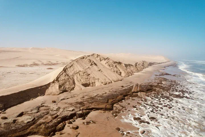 Le dune di Sandwich Harbour che finiscono direttamente nell'oceano, viste dal drone