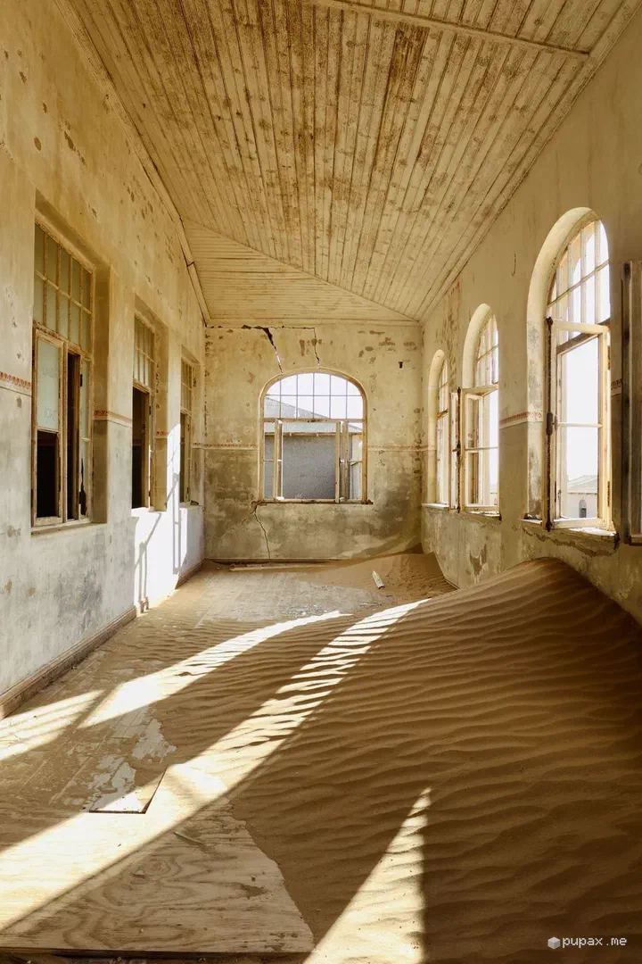Una stanza di Kolmanskop invasa dalla sabbia