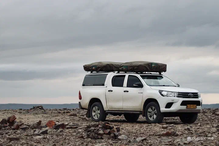 Il Toyota Hilux con la tenda sul tetto parcheggiato vicino al Fish River Canyon