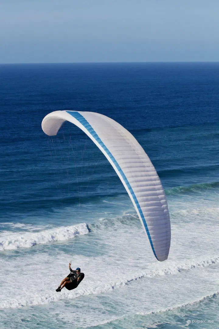Un parapendio sopra le onde di Praia da Cordoama
